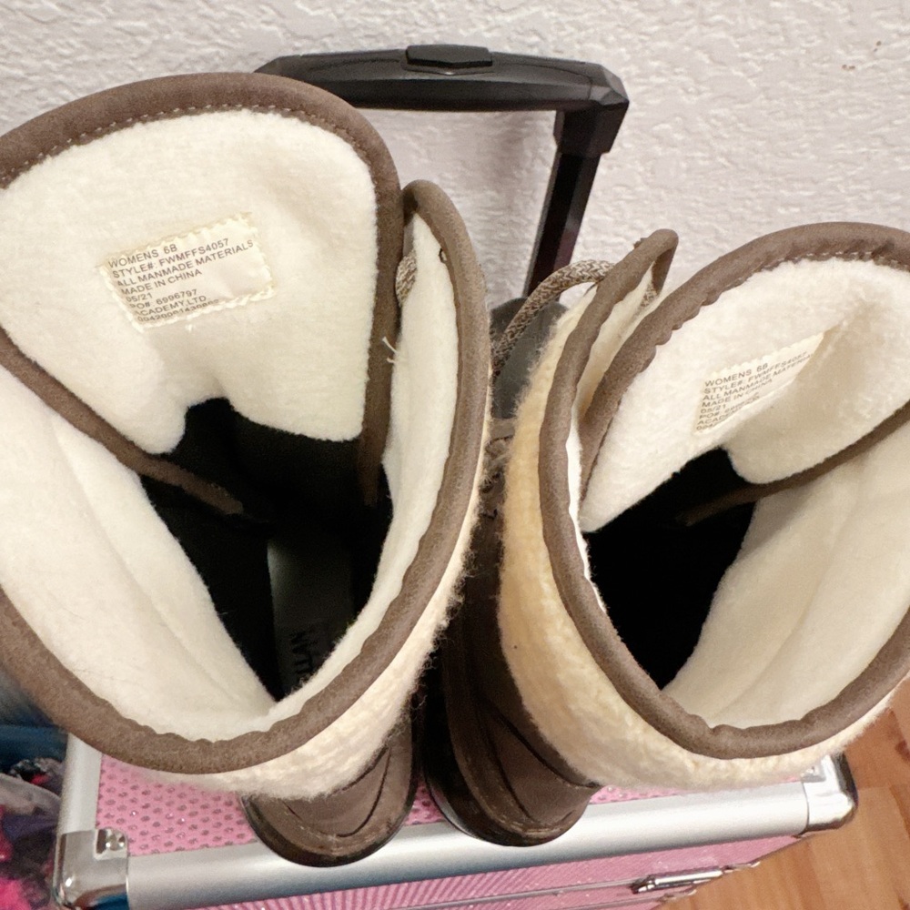 Magellan Outdoors Women's Sweater Collar Duck Boots Size 6 Worn Once indoors. - Picture 6 of 8
